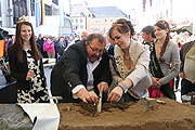 Spargelmarkt 2016 am 30.04.2016: symbolisches Spargelstechen mit Ottfried Fischer zum Auftakt (©Foto: Martin Schmitz)